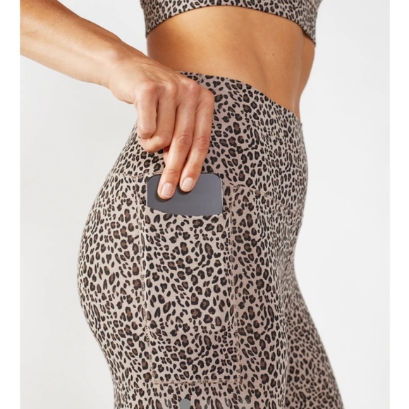 Women's Tasc ALLways 7/8 Pocket Legging - Picture 2 of 3